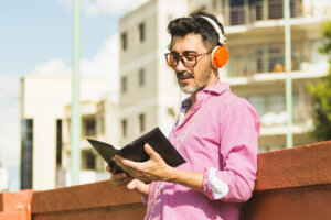spanish man listening to audiobook
